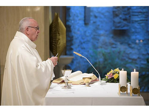 Popiežius: „Šiandien man įteikė fronte žuvusio kario rožinį“
