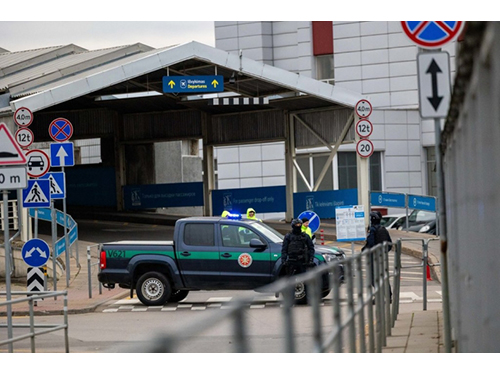 Vilniaus oro uoste uždaromas automobilių užvažiavimo prie išvykimo terminalo kelias